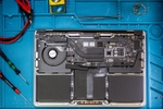 Korrosionsschäden an MacBook Logicboard nach Wasserschaden — Reparatur auf Komponentenebene