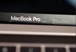 MacBook Pro Display mit Fremdkörpern – Druckschaden durch Steine